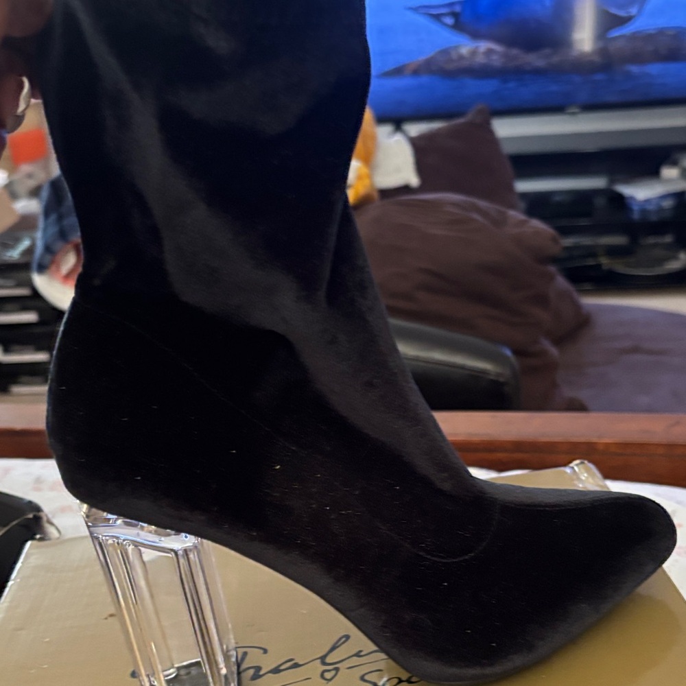 Chic Black Velvet Heeled Boots